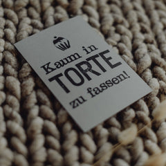 Postkarte "Kaum in Torte zu fassen" gestempelter Spruch
