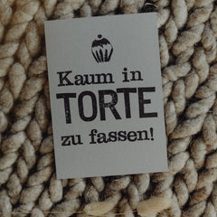 Postkarte "Kaum in Torte zu fassen" gestempelter Spruch