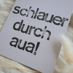 Postkarte "Schlauer durch aua" gestempelter Spruch