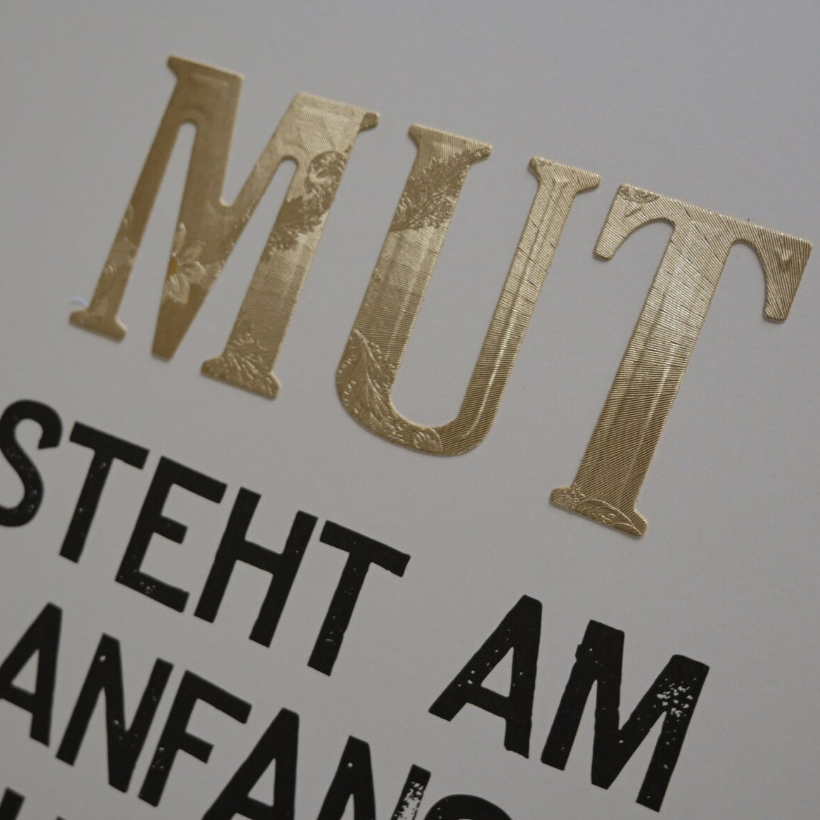 Gestempelter Kunstdruck "MUT" von Demokrit