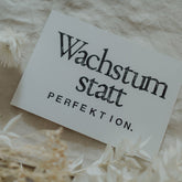 Postkarte "Wachstum statt Perfektion" gestempelter Spruch