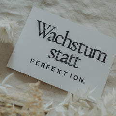 Postkarte "Wachstum statt Perfektion" gestempelter Spruch