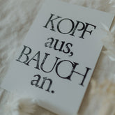 Postkarte "Kopf aus, Bauch an" gestempelter Spruch