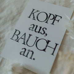 Postkarte "Kopf aus, Bauch an" gestempelter Spruch