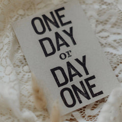 Postkarte "One Day" gestempelter Spruch
