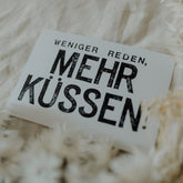 Postkarte "Mehr küssen" gestempelter Spruch