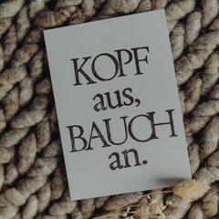 Postkarte "Kopf aus, Bauch an" gestempelter Spruch
