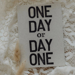 Postkarte "One Day" gestempelter Spruch