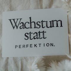 Postkarte "Wachstum statt Perfektion" gestempelter Spruch