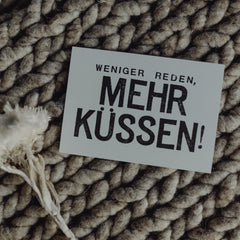 Postkarte "Mehr küssen" gestempelter Spruch