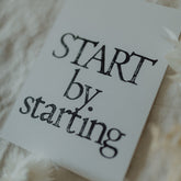 Postkarte "Start by starting" gestempelter Spruch