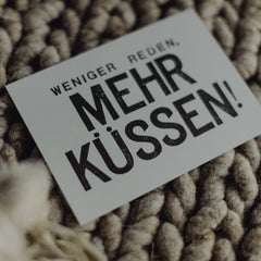 Postkarte "Mehr küssen" gestempelter Spruch