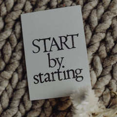 Postkarte "Start by starting" gestempelter Spruch