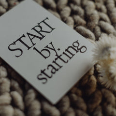Postkarte "Start by starting" gestempelter Spruch