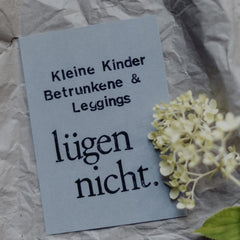 Postkarte "Leggings lügen nicht" gestempelter Spruch