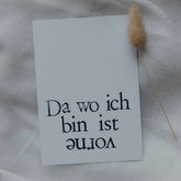 Postkarte "Da wo ich bin ist vorne" gestempelter Spruch