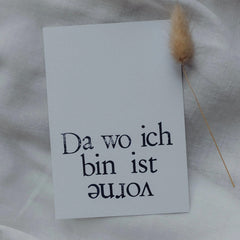 Postkarte "Da wo ich bin ist vorne" gestempelter Spruch
