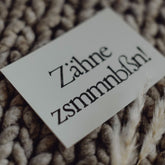 Postkarte "Zähne zsmmnbßn" gestempelter Spruch