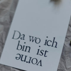 Postkarte "Da wo ich bin ist vorne" gestempelter Spruch