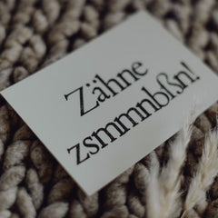 Postkarte "Zähne zsmmnbßn" gestempelter Spruch