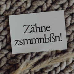 Postkarte "Zähne zsmmnbßn" gestempelter Spruch
