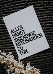 Postkarte "Alles hängt miteinander" gestempelter Spruch