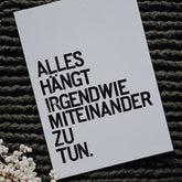 Postkarte "Alles hängt miteinander" gestempelter Spruch