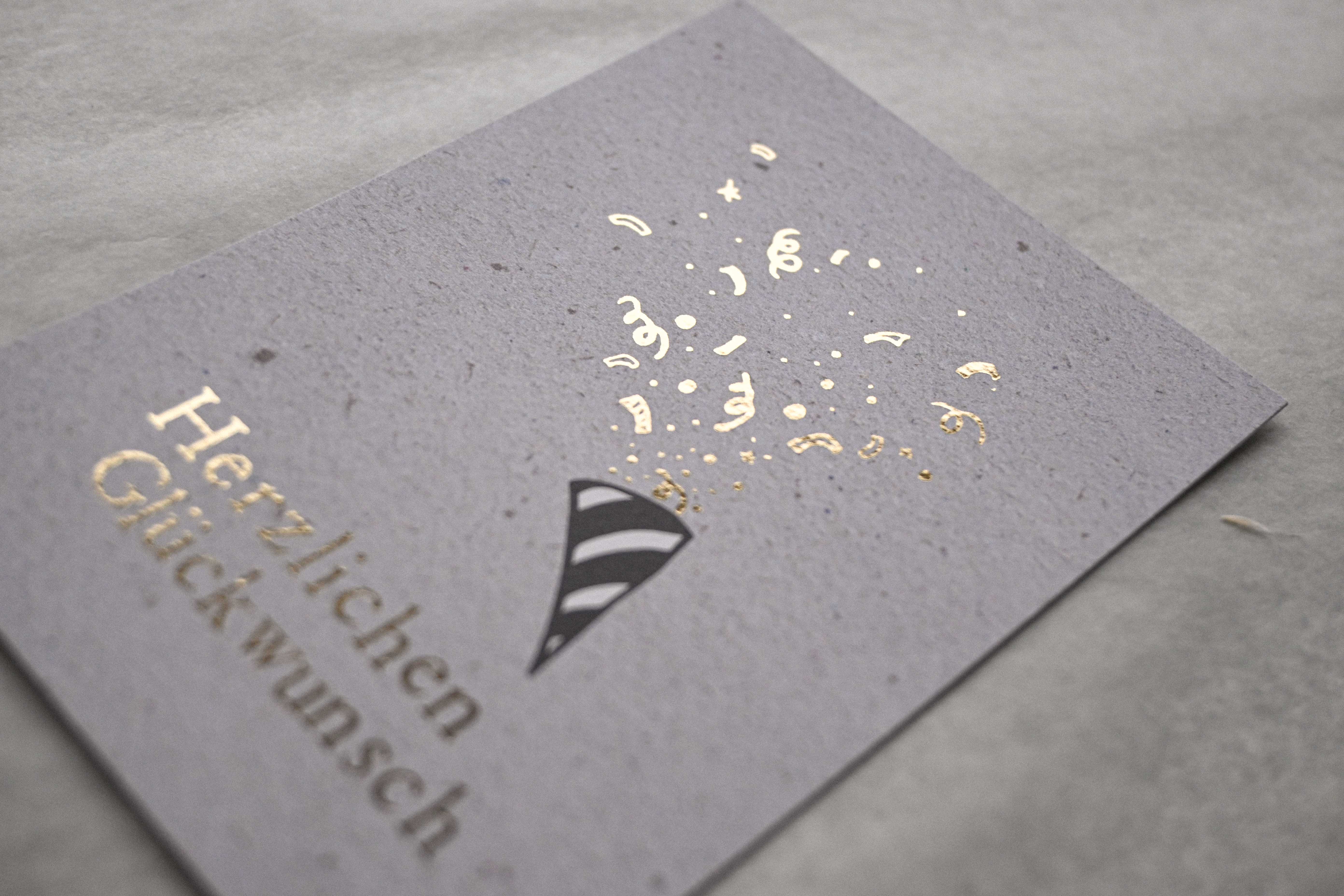 Kleine Karte "Herzlichen Glückwunsch" mit Luftschlangen Gold