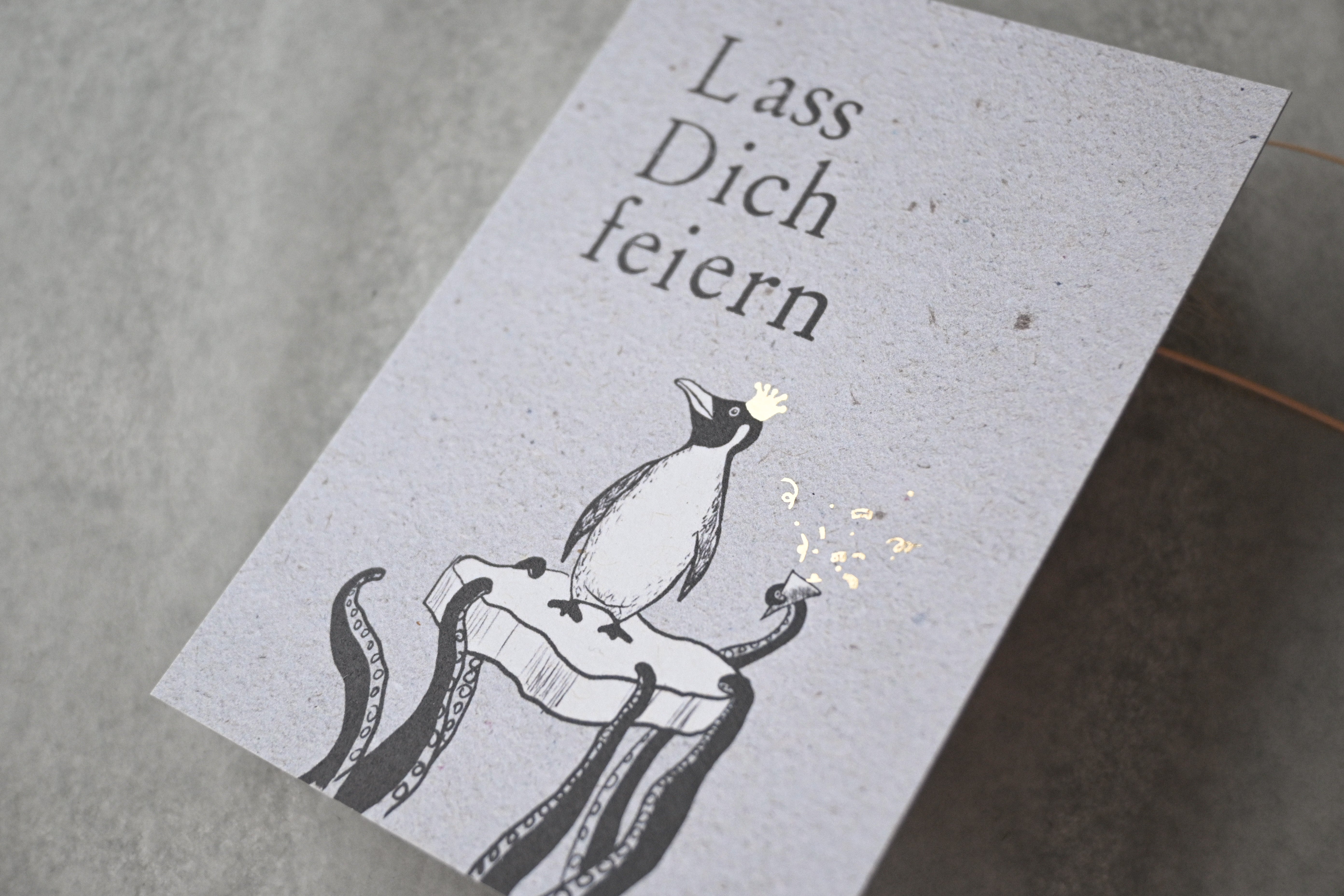 Kleine Karte "Lass dich feiern" mit Pinguin-Scholle Gold