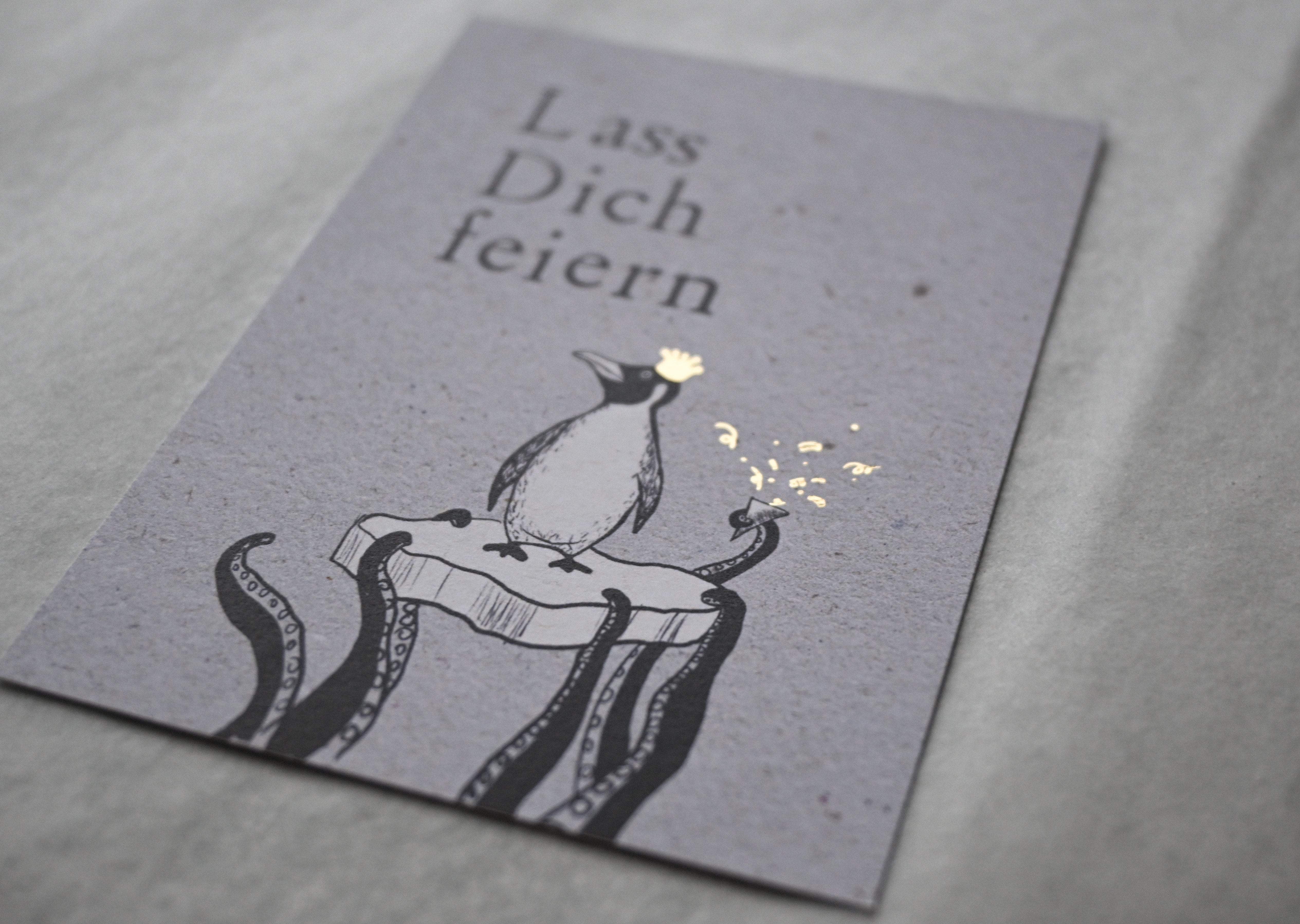 Kleine Karte "Lass dich feiern" mit Pinguin-Scholle Gold